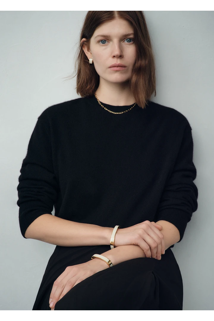 TOTEME 시그니처 브레이슬릿 에크루의 에크루컬러 1번쨰 이미지입니다.