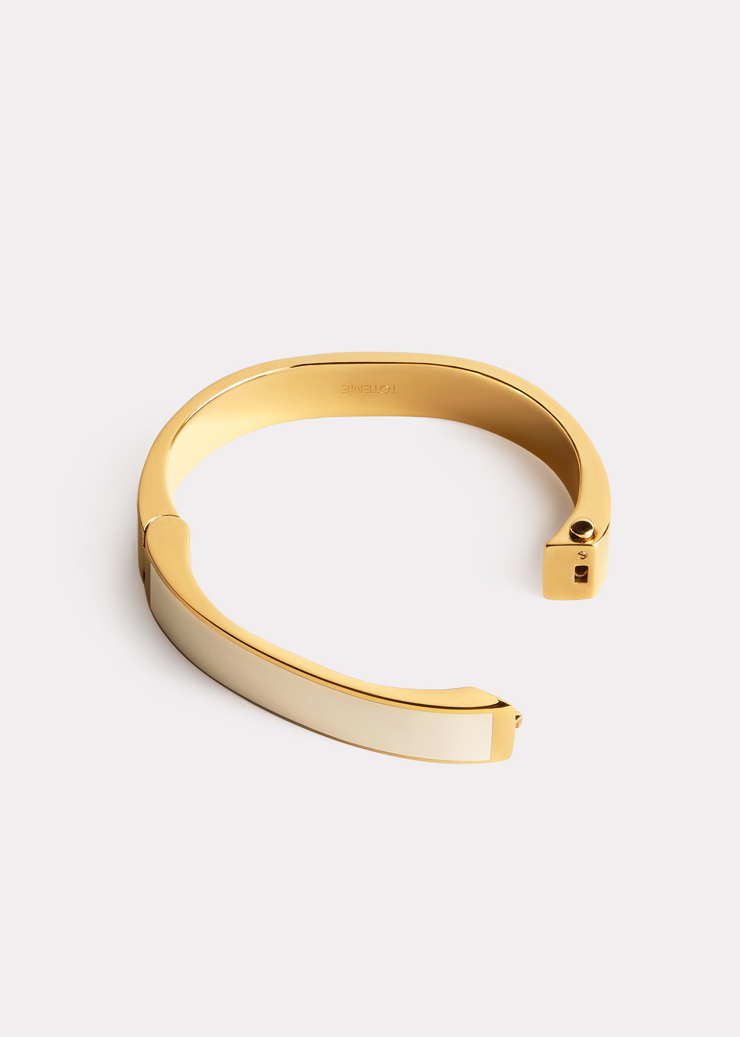 TOTEME 시그니처 브레이슬릿 에크루의 에크루컬러 3번쨰 이미지입니다.