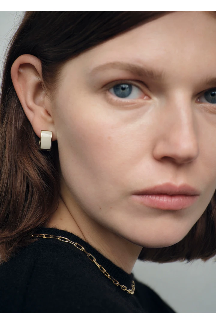 TOTEME 시그니처 훕스 이어링 에크루의 에크루컬러 1번쨰 이미지입니다.