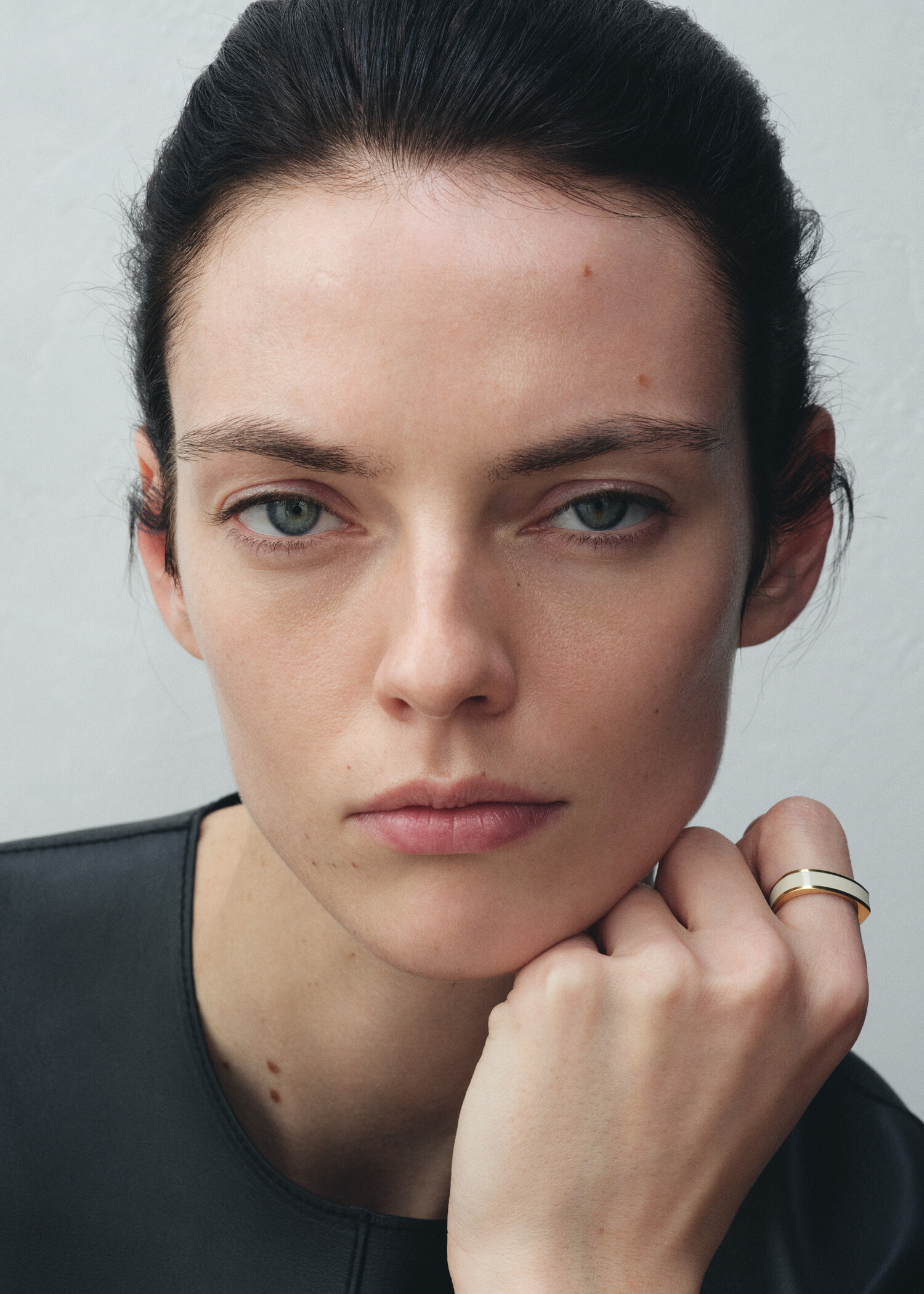 TOTEME 시그니처 링 에크루의 에크루컬러 1번쨰 이미지입니다.