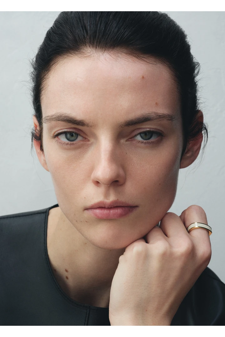 TOTEME 시그니처 링 에크루의 에크루컬러 1번쨰 이미지입니다.