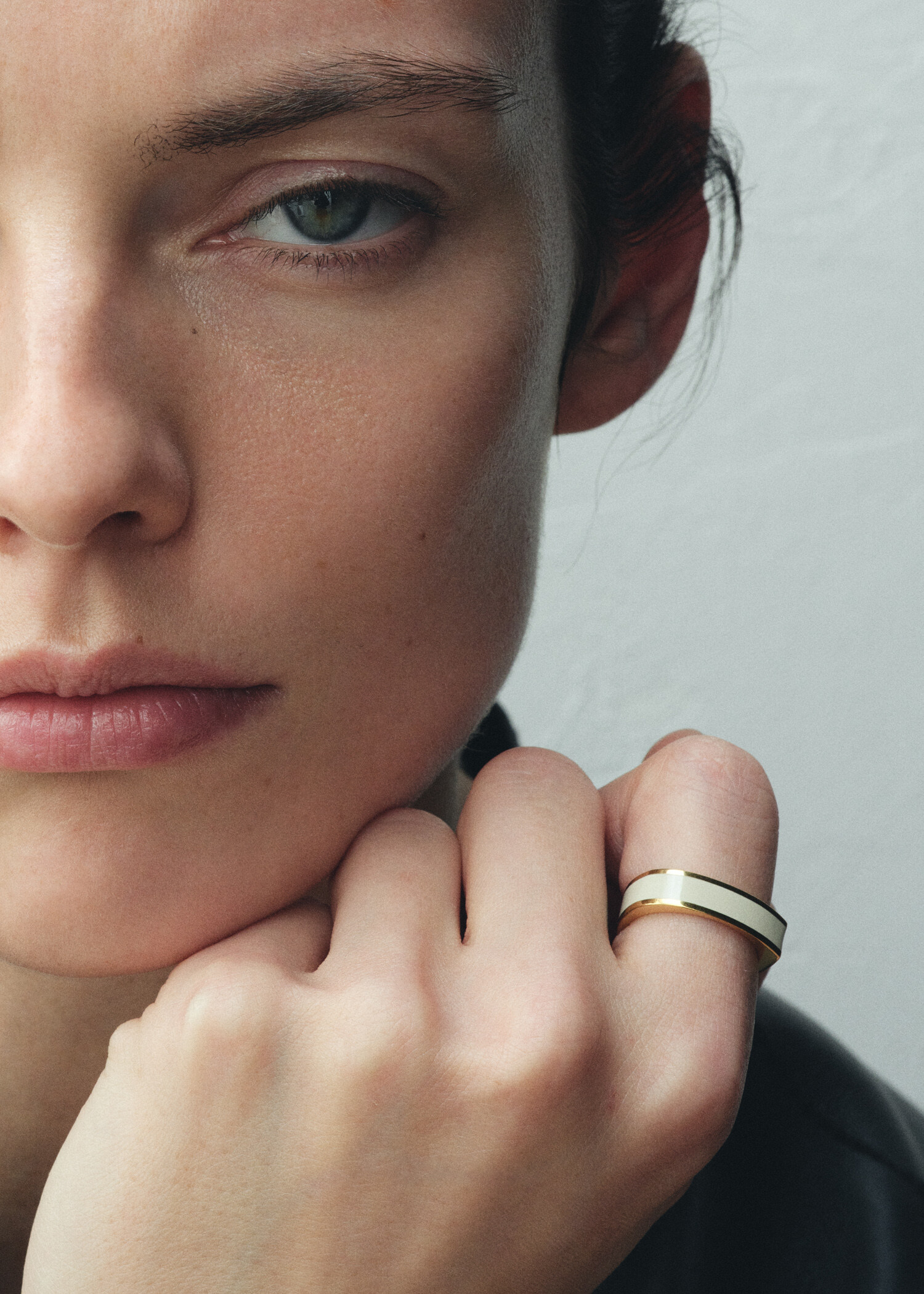 TOTEME 시그니처 링 에크루의 에크루컬러 2번쨰 이미지입니다.