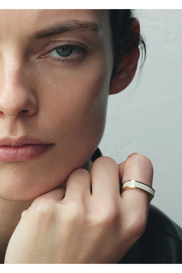 TOTEME 시그니처 링 에크루의 에크루컬러 2번쨰 이미지입니다.