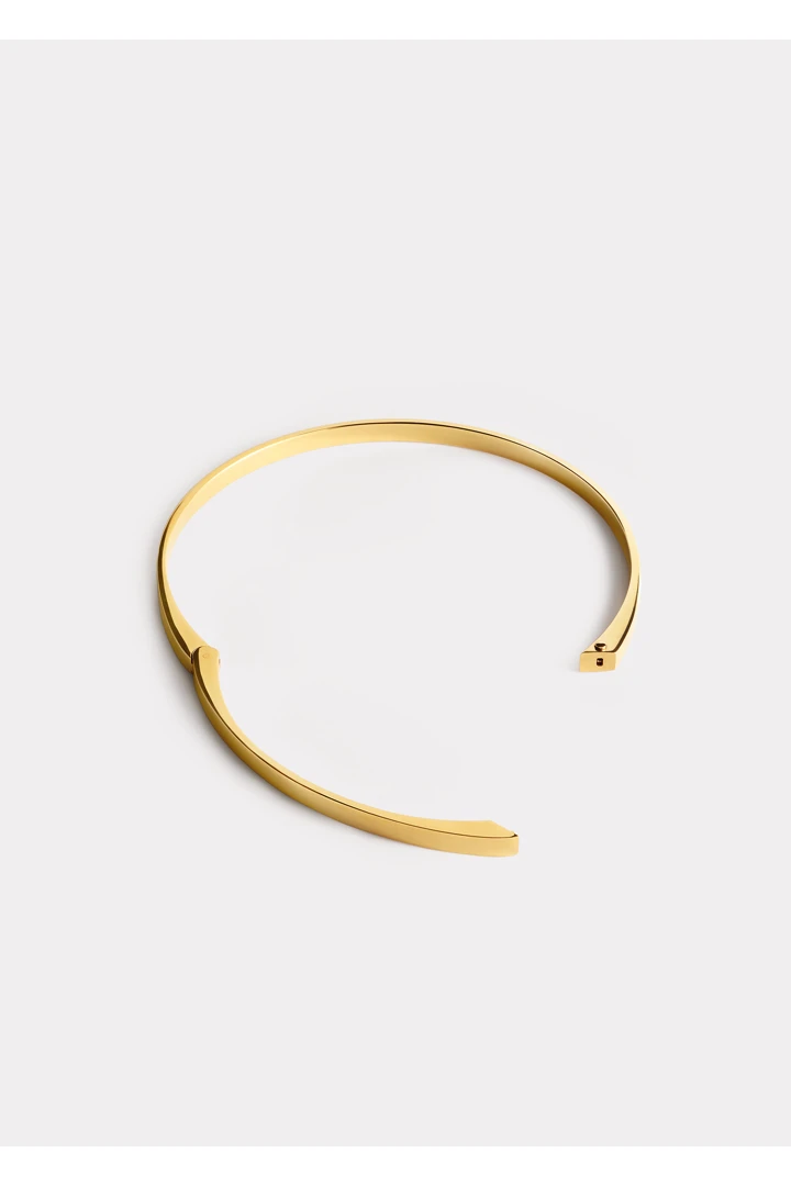 TOTEME 시그니처 칼라 네크리스 골드의 골드컬러 4번쨰 이미지입니다.