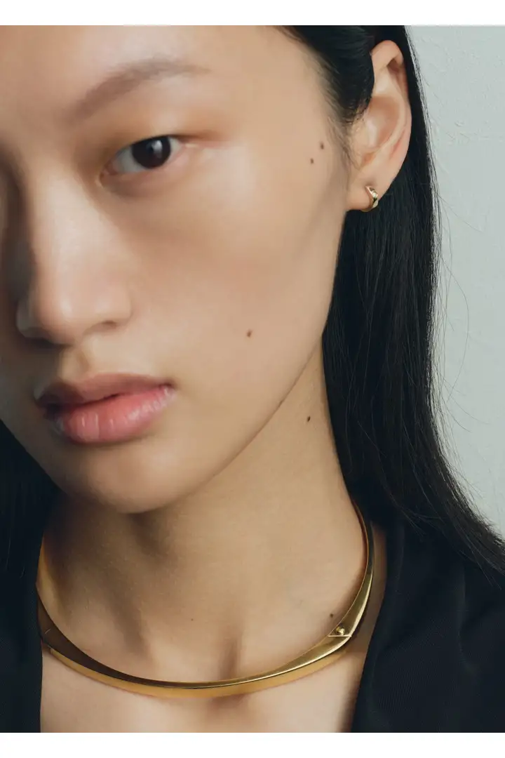 TOTEME 시그니처 칼라 네크리스 골드의 골드컬러 1번쨰 이미지입니다.