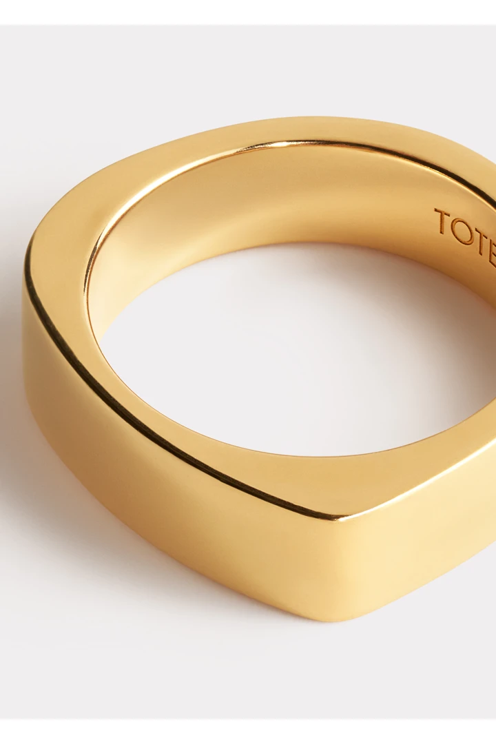 TOTEME 시그니처 링 골드의 골드컬러 2번쨰 이미지입니다.