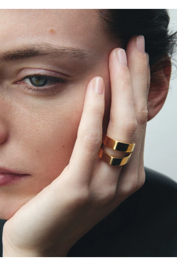 TOTEME 시그니처 링 골드의 골드컬러 1번쨰 이미지입니다.