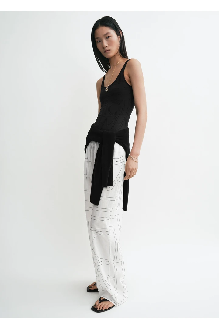 TOTEME 모노그램 코튼 PJ 바텀즈 화이트/블랙의 화이트/블랙컬러 1번쨰 이미지입니다.