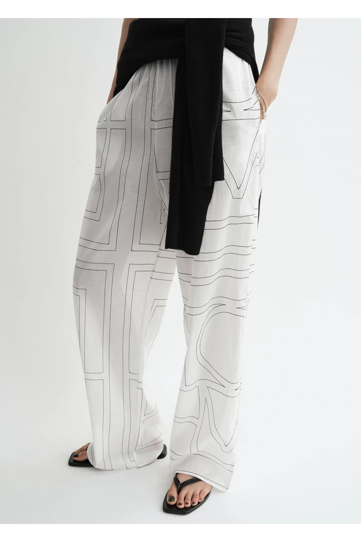 TOTEME 모노그램 코튼 PJ 바텀즈 화이트/블랙의 화이트/블랙컬러 3번쨰 이미지입니다.