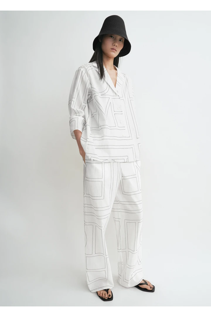 TOTEME 모노그램 코튼 PJ 탑 화이트/블랙의 화이트/블랙컬러 0번쨰 이미지입니다.