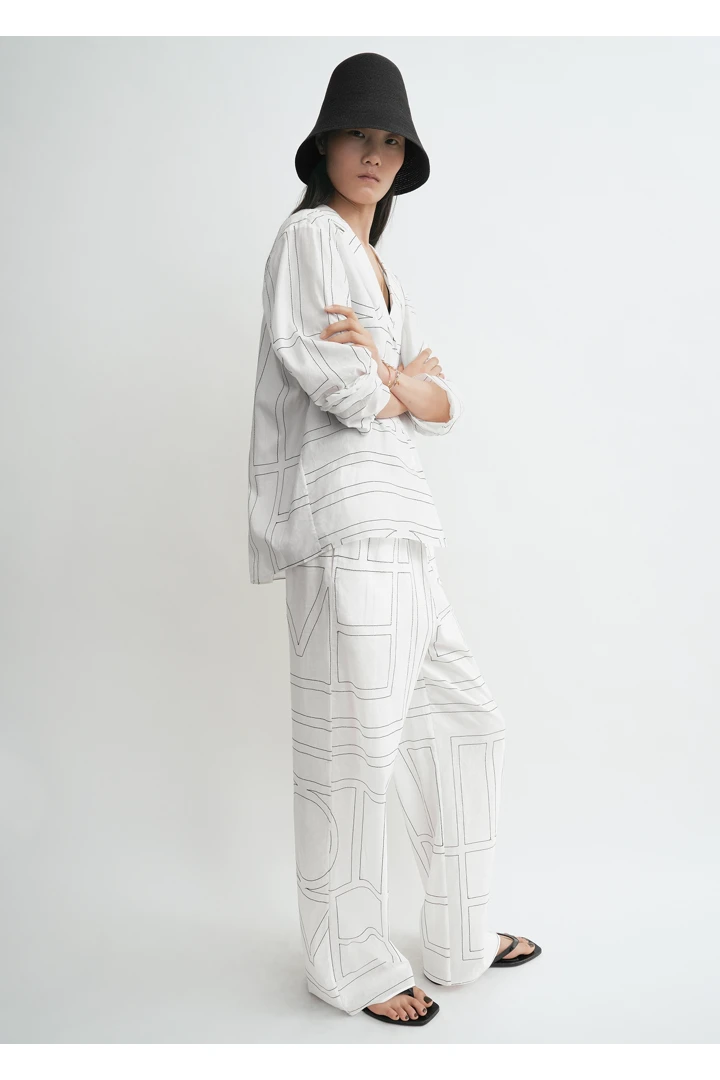 TOTEME 모노그램 코튼 PJ 탑 화이트/블랙의 화이트/블랙컬러 1번쨰 이미지입니다.