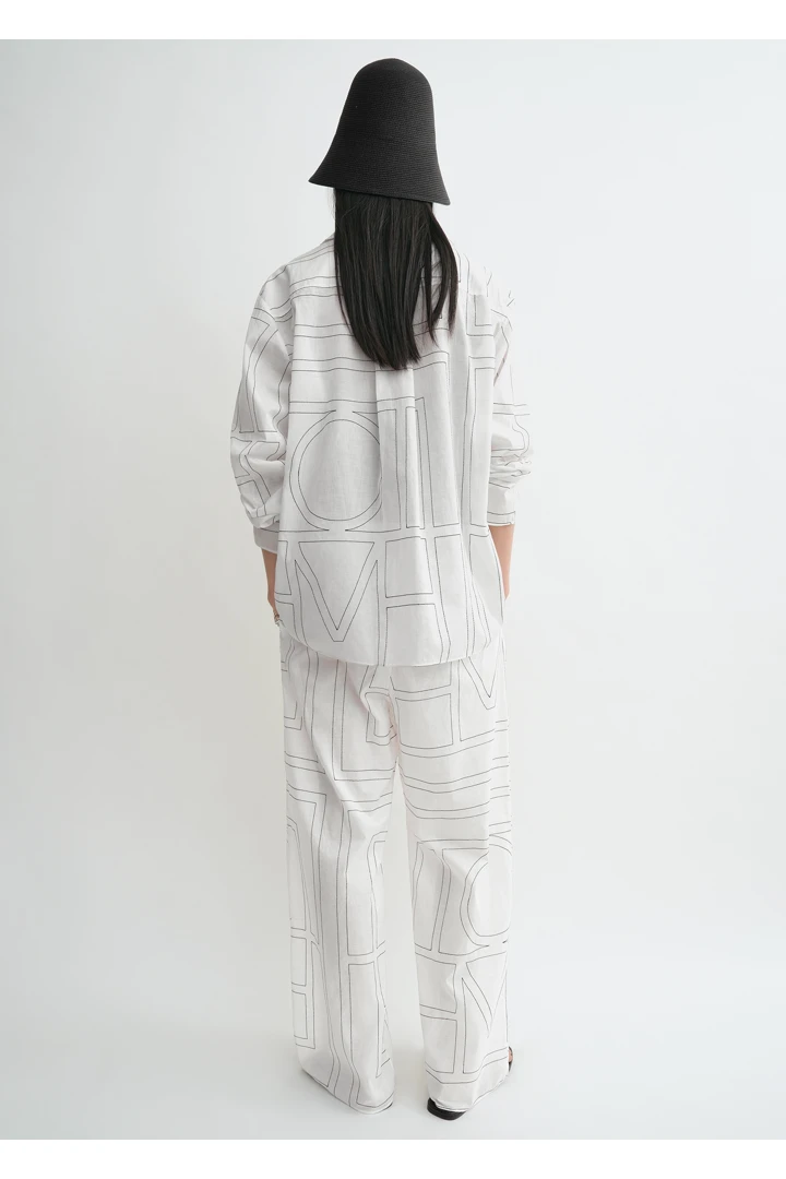 TOTEME 모노그램 코튼 PJ 탑 화이트/블랙의 화이트/블랙컬러 2번쨰 이미지입니다.