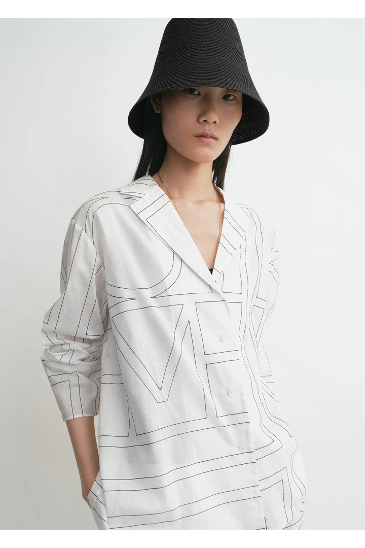 TOTEME 모노그램 코튼 PJ 탑 화이트/블랙의 화이트/블랙컬러 3번쨰 이미지입니다.