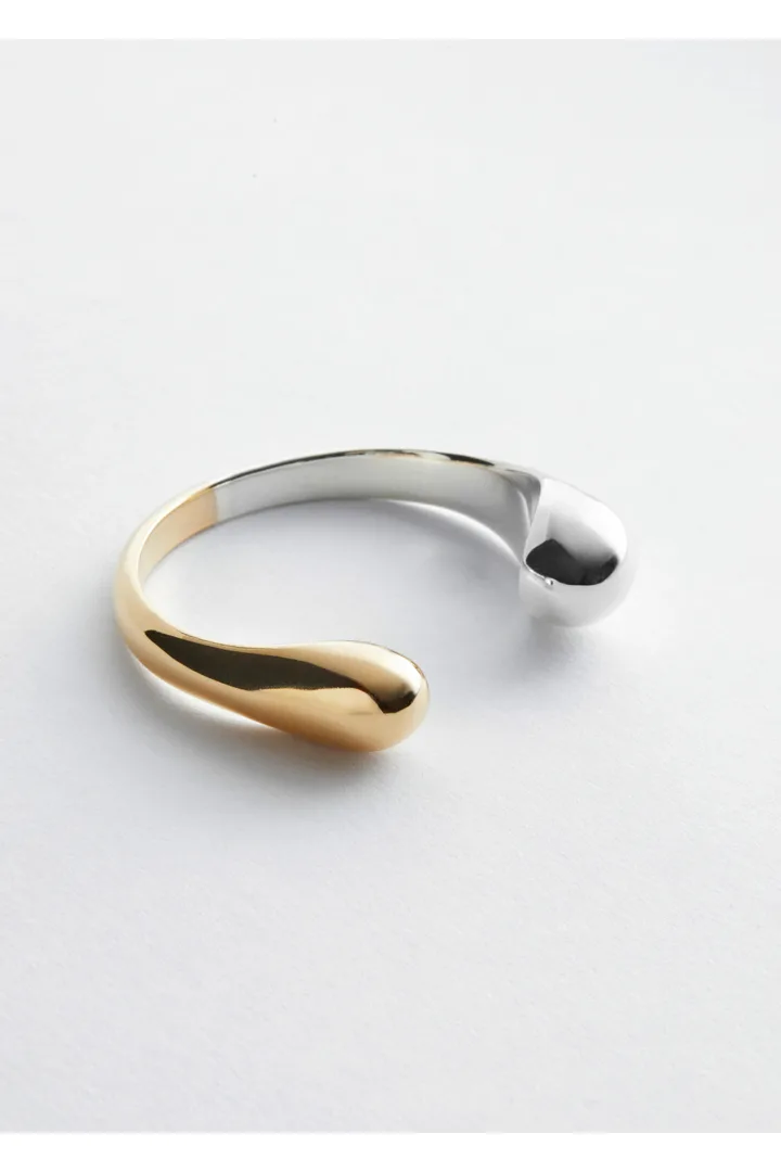 앤아더스토리즈 커프 브레이슬릿의 골드-실버컬러 Product입니다.