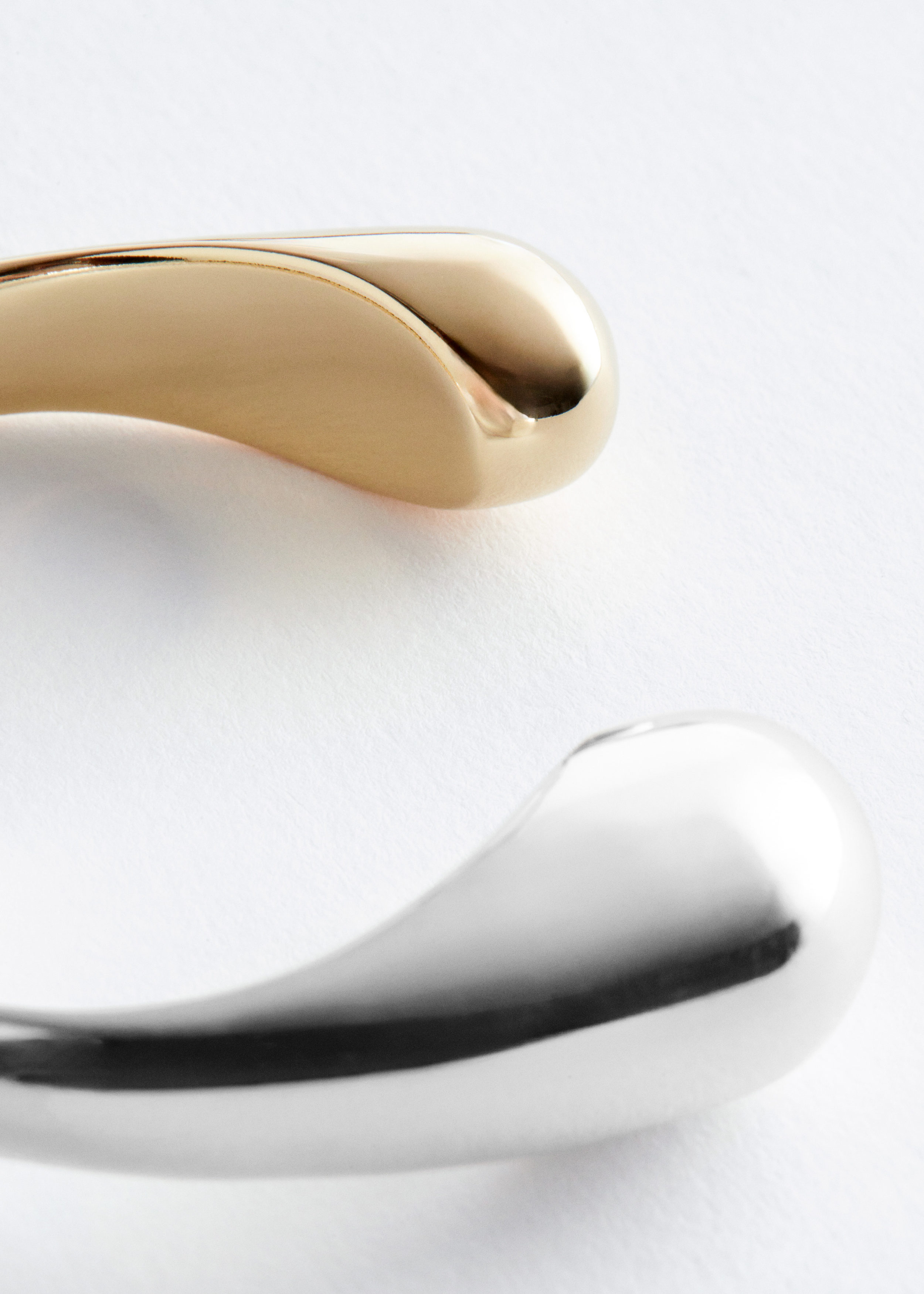 앤아더스토리즈 커프 브레이슬릿의 골드-실버컬러 Detail입니다.