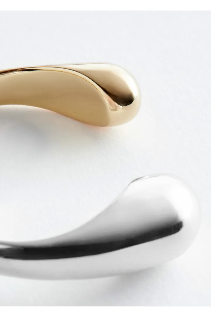 앤아더스토리즈 커프 브레이슬릿의 골드-실버컬러 Detail입니다.