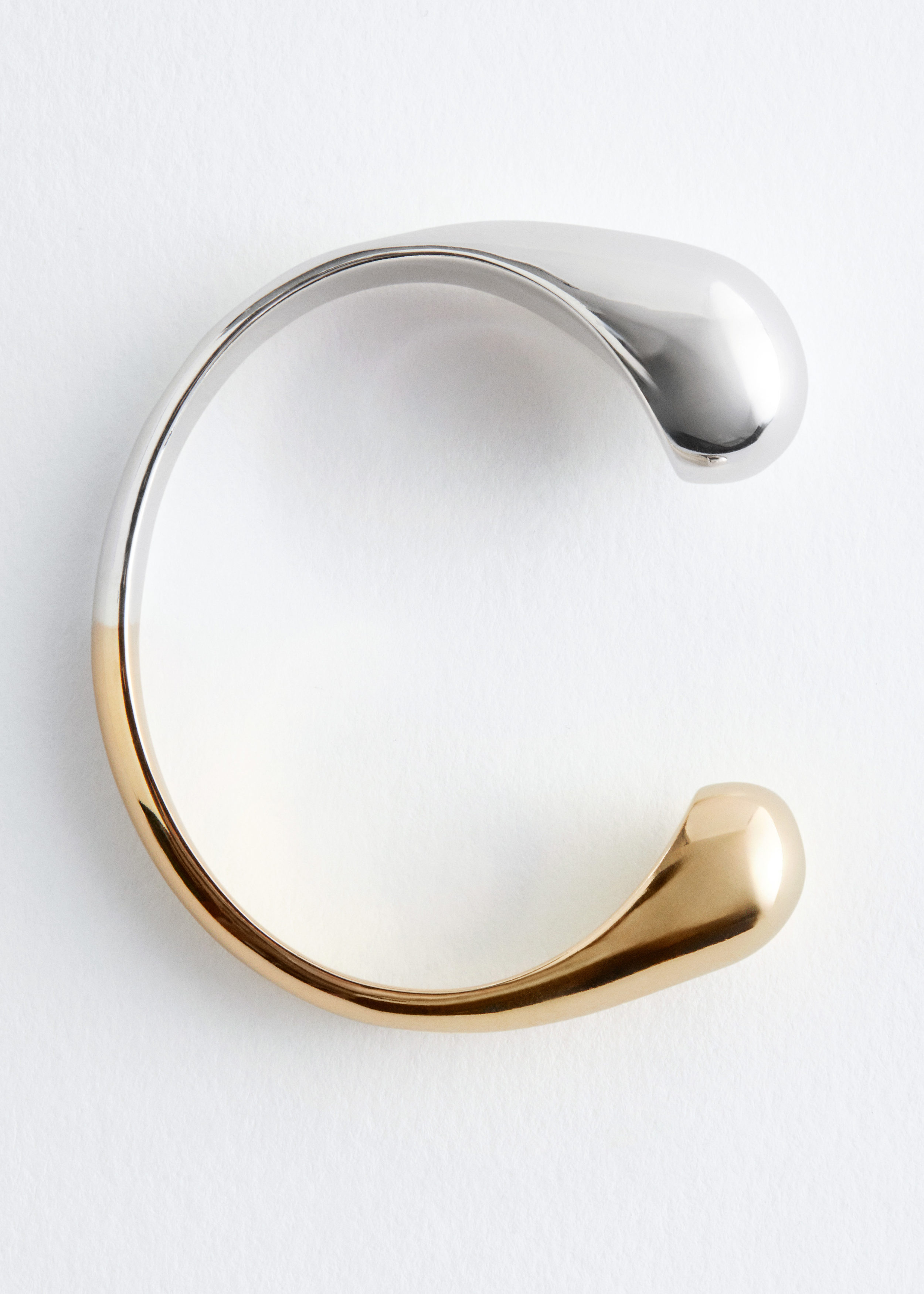 앤아더스토리즈 커프 브레이슬릿의 골드-실버컬러 Detail입니다.