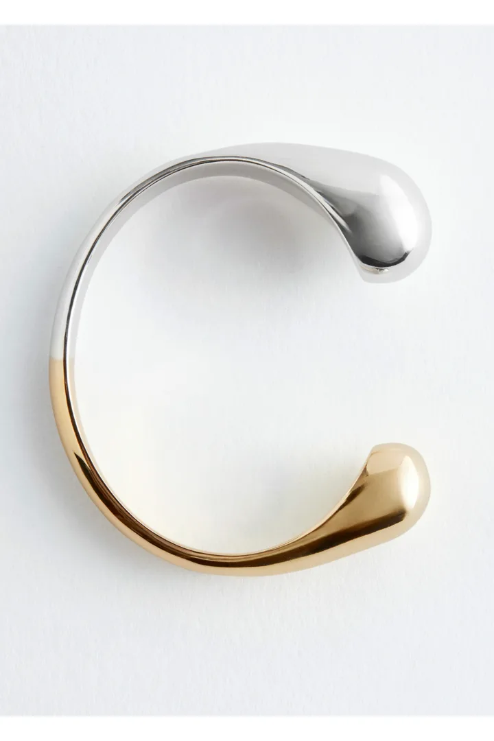 앤아더스토리즈 커프 브레이슬릿의 골드-실버컬러 Detail입니다.