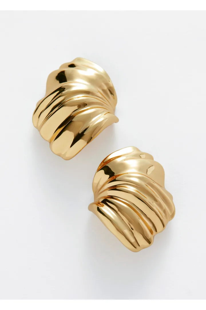 앤아더스토리즈 커브드 쉘 이어링의 골드컬러 Product입니다.