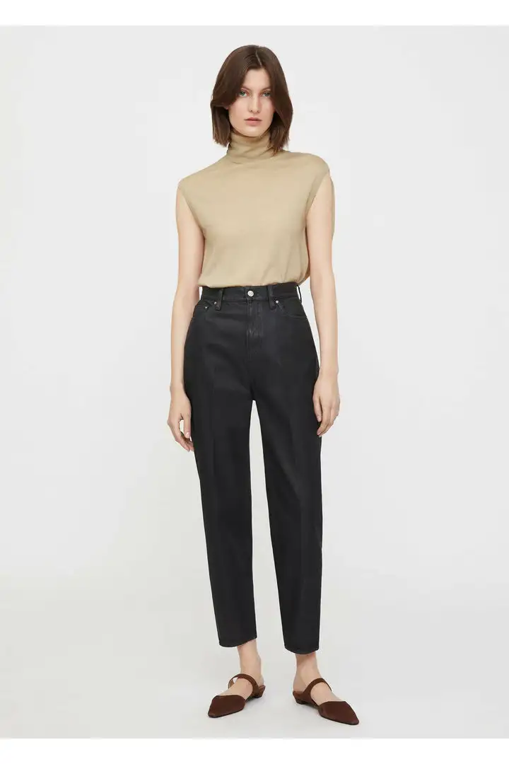 TOTEME 테이퍼드 레그 데님 코티드 블랙의 코티드 블랙컬러 0번쨰 이미지입니다.