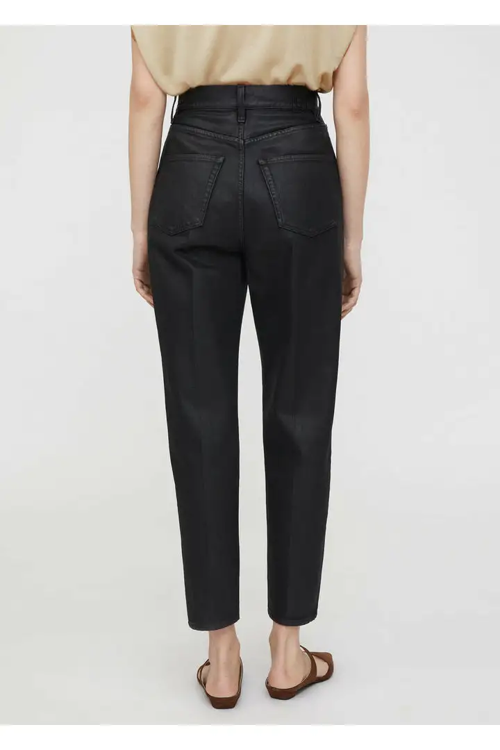 TOTEME 테이퍼드 레그 데님 코티드 블랙의 코티드 블랙컬러 3번쨰 이미지입니다.