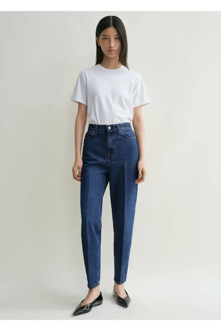 TOTEME 테이퍼드 레그 데님 다크 블루의 다크 블루컬러 0번쨰 이미지입니다.