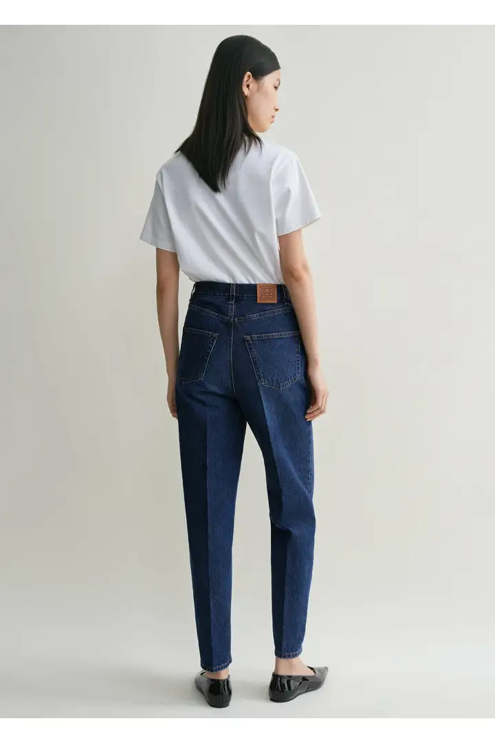 TOTEME 테이퍼드 레그 데님 다크 블루의 다크 블루컬러 2번쨰 이미지입니다.