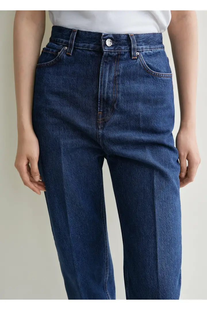 TOTEME 테이퍼드 레그 데님 다크 블루의 다크 블루컬러 3번쨰 이미지입니다.