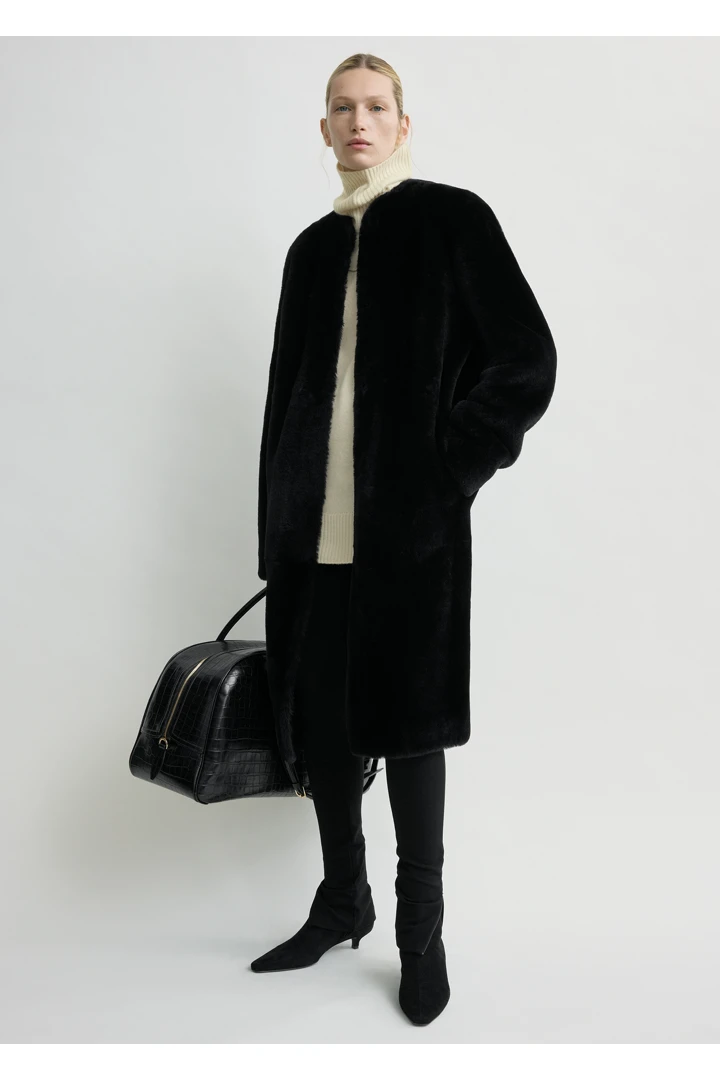 TOTEME 시어링 미디 코트 블랙의 블랙컬러 0번쨰 이미지입니다.