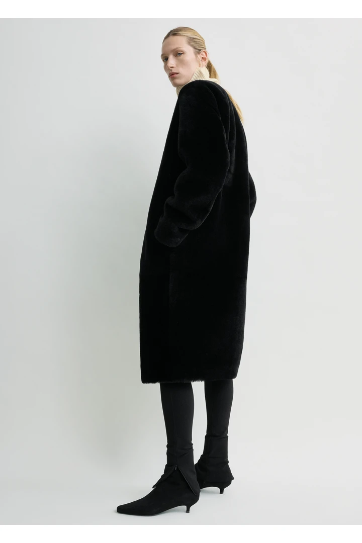 TOTEME 시어링 미디 코트 블랙의 블랙컬러 1번쨰 이미지입니다.