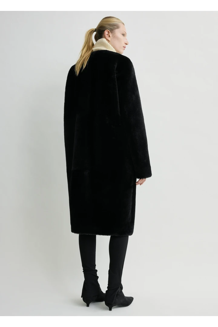 TOTEME 시어링 미디 코트 블랙의 블랙컬러 2번쨰 이미지입니다.