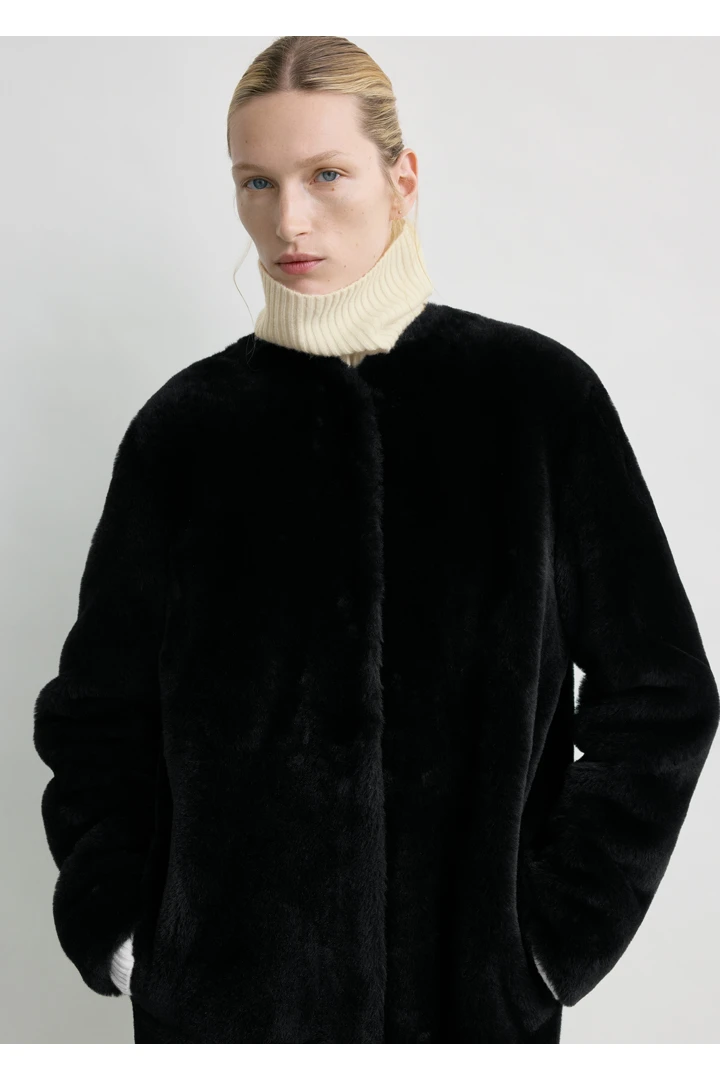 TOTEME 시어링 미디 코트 블랙의 블랙컬러 3번쨰 이미지입니다.