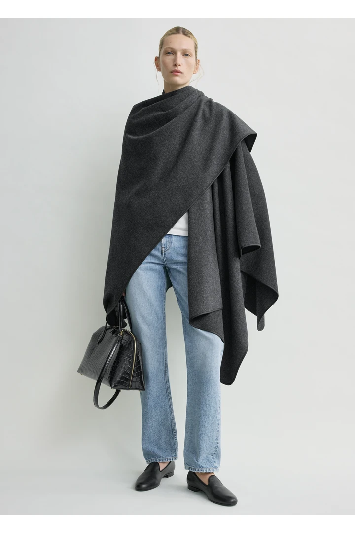 TOTEME 윈터 플란넬 케이프 차콜의 차콜컬러 0번쨰 이미지입니다.