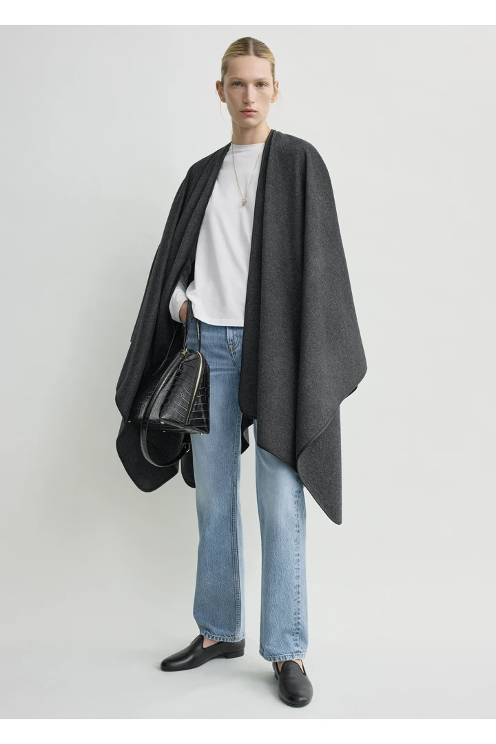 TOTEME 윈터 플란넬 케이프 차콜의 차콜컬러 1번쨰 이미지입니다.