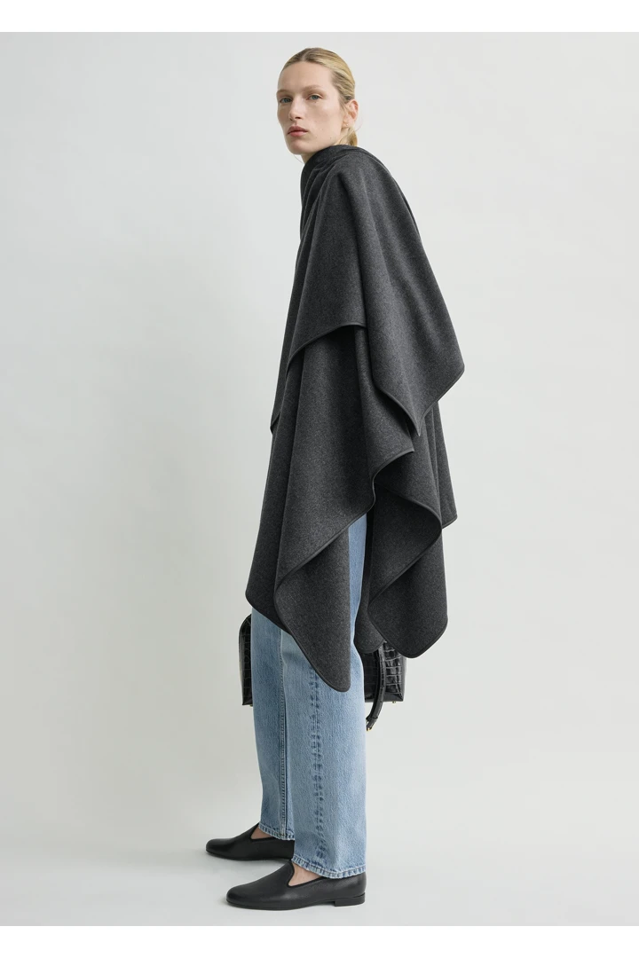 TOTEME 윈터 플란넬 케이프 차콜의 차콜컬러 2번쨰 이미지입니다.