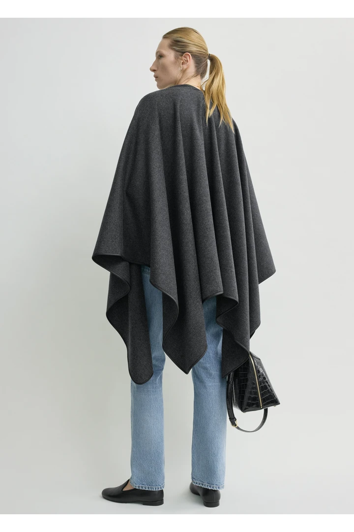 TOTEME 윈터 플란넬 케이프 차콜의 차콜컬러 3번쨰 이미지입니다.