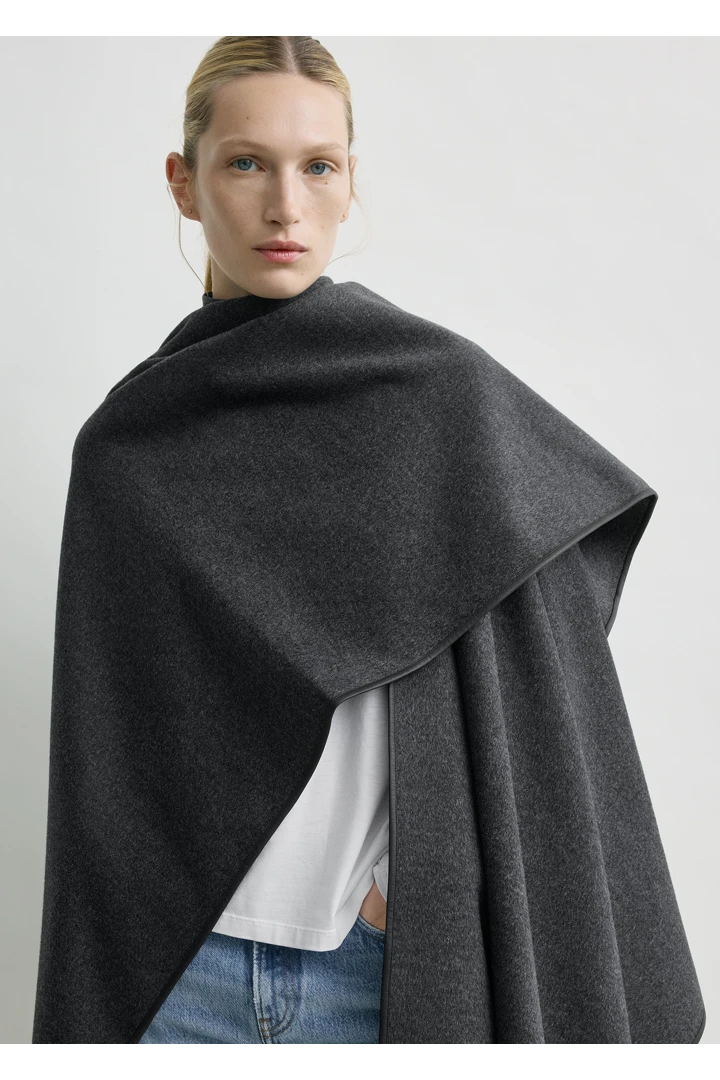 TOTEME 윈터 플란넬 케이프 차콜의 차콜컬러 4번쨰 이미지입니다.