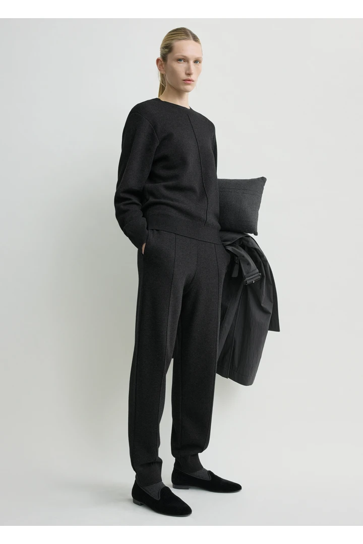 TOTEME 핀턱 스웨터 차콜의 차콜컬러 0번쨰 이미지입니다.