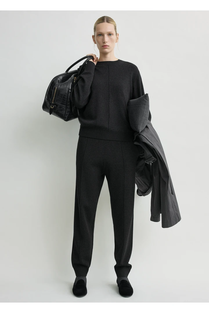 TOTEME 핀턱 스웨터 차콜의 차콜컬러 1번쨰 이미지입니다.