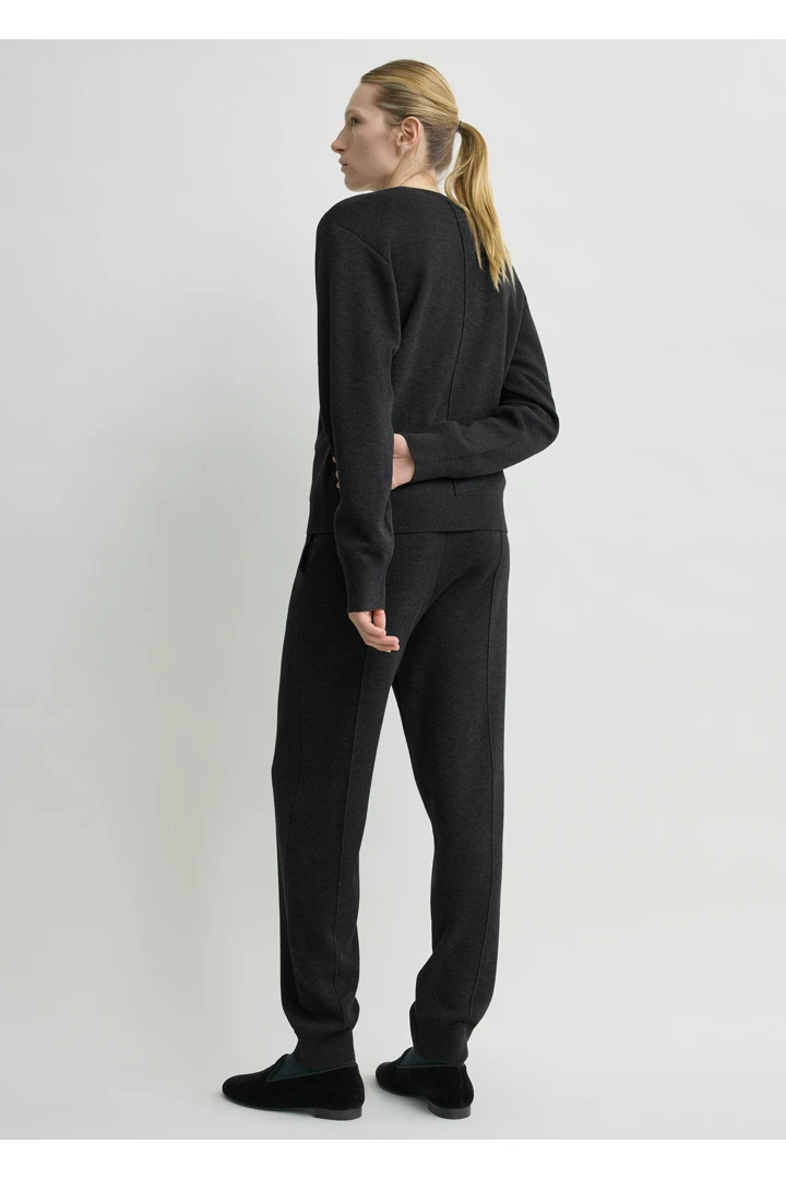 TOTEME 핀턱 스웨터 차콜의 차콜컬러 2번쨰 이미지입니다.