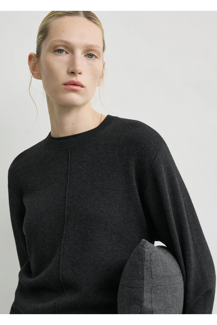TOTEME 핀턱 스웨터 차콜의 차콜컬러 3번쨰 이미지입니다.
