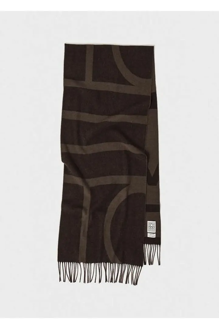 TOTEME 모노그램 자카드 울 스카프 다크 브라운 모노그램의 다크 브라운 모노그램컬러 0번쨰 이미지입니다.