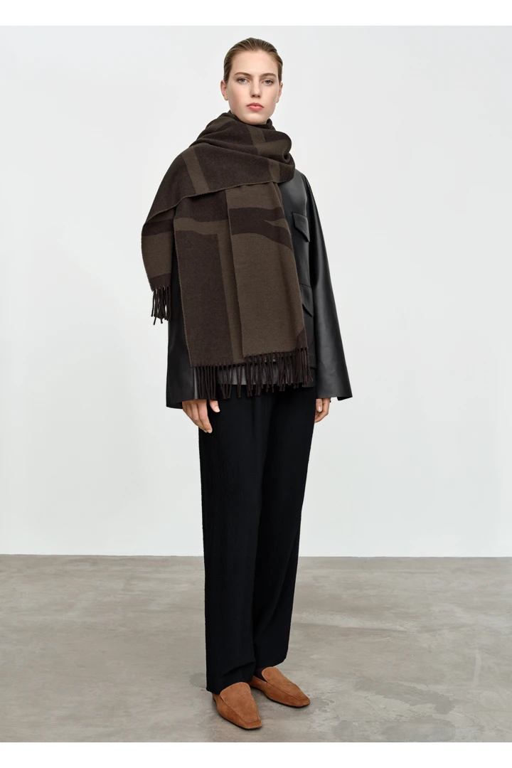 TOTEME 모노그램 자카드 울 스카프 다크 브라운 모노그램의 다크 브라운 모노그램컬러 1번쨰 이미지입니다.