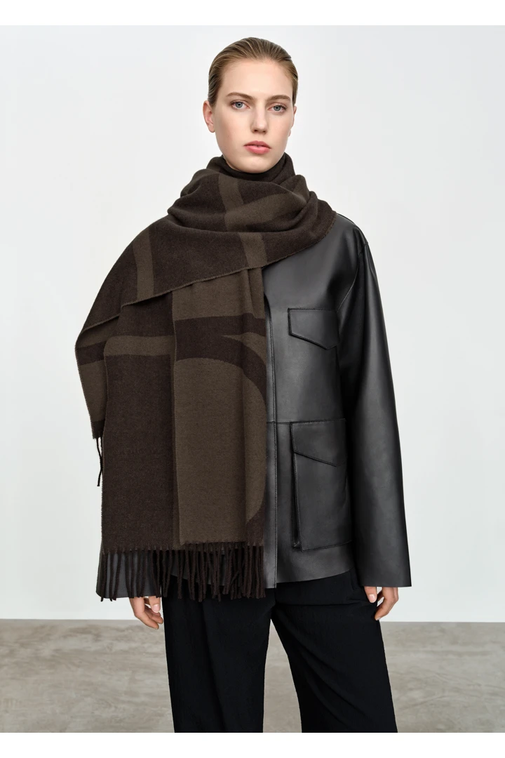 TOTEME 모노그램 자카드 울 스카프 다크 브라운 모노그램의 다크 브라운 모노그램컬러 2번쨰 이미지입니다.