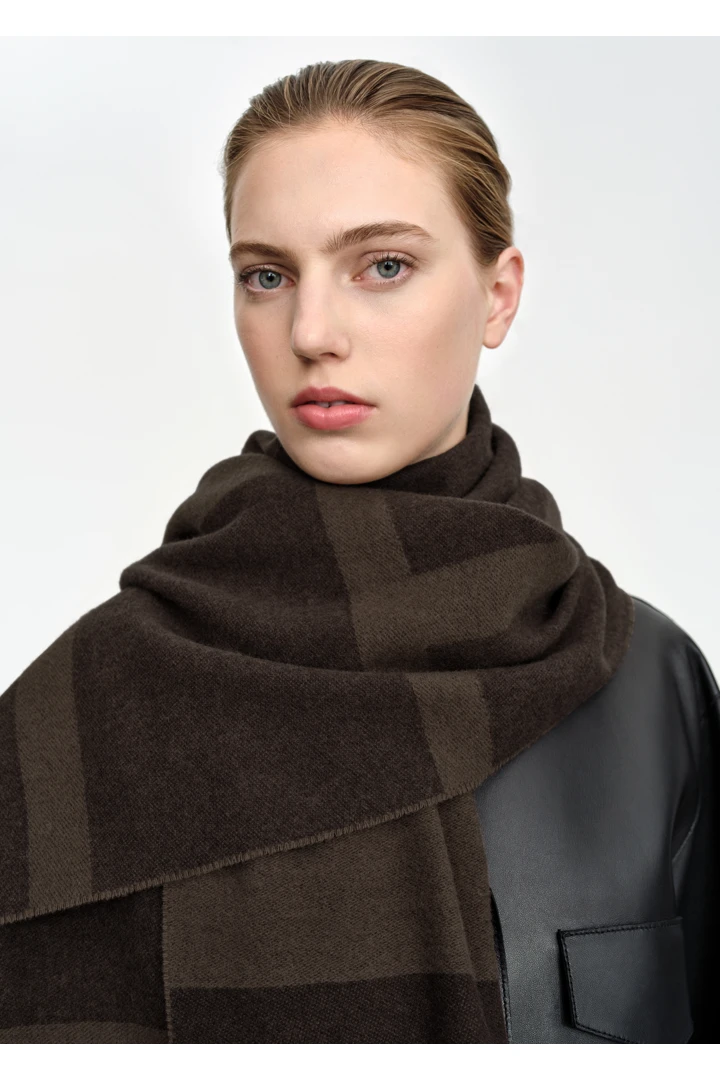 TOTEME 모노그램 자카드 울 스카프 다크 브라운 모노그램의 다크 브라운 모노그램컬러 3번쨰 이미지입니다.