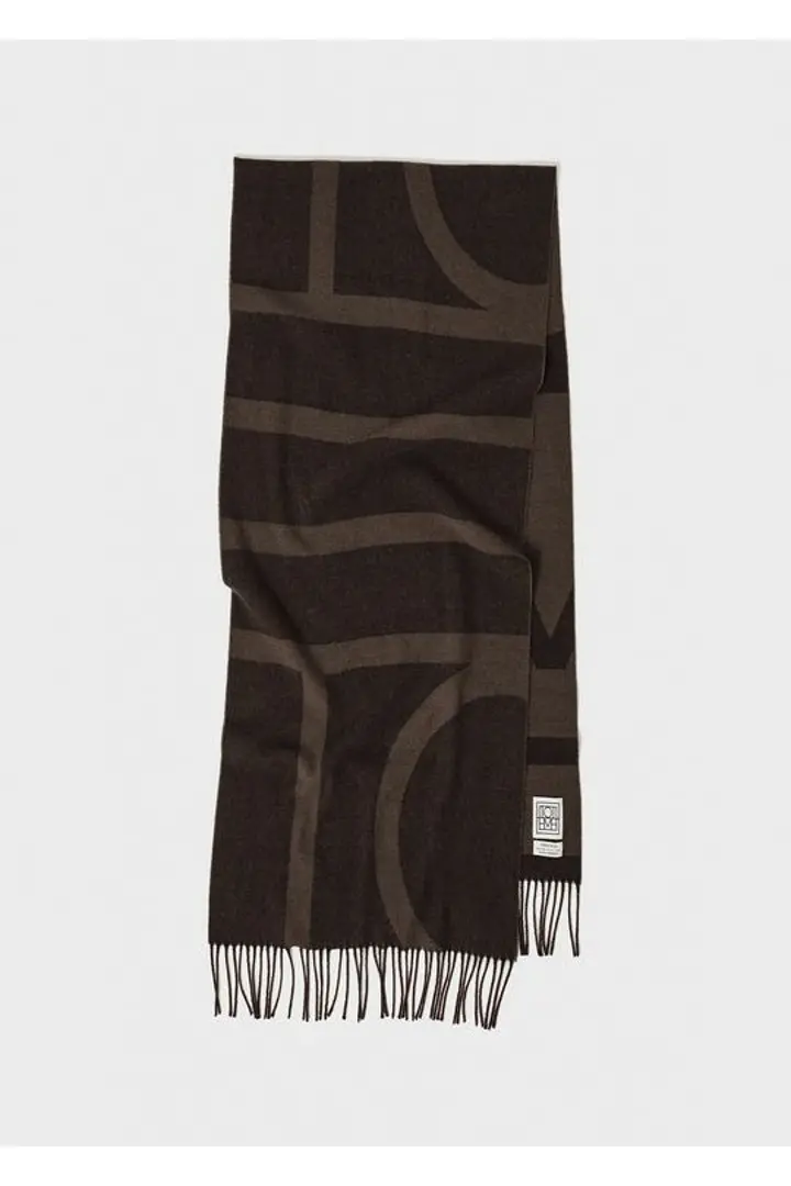 TOTEME 모노그램 자카드 울 스카프 다크 브라운 모노그램의 다크 브라운 모노그램컬러 7번쨰 이미지입니다.