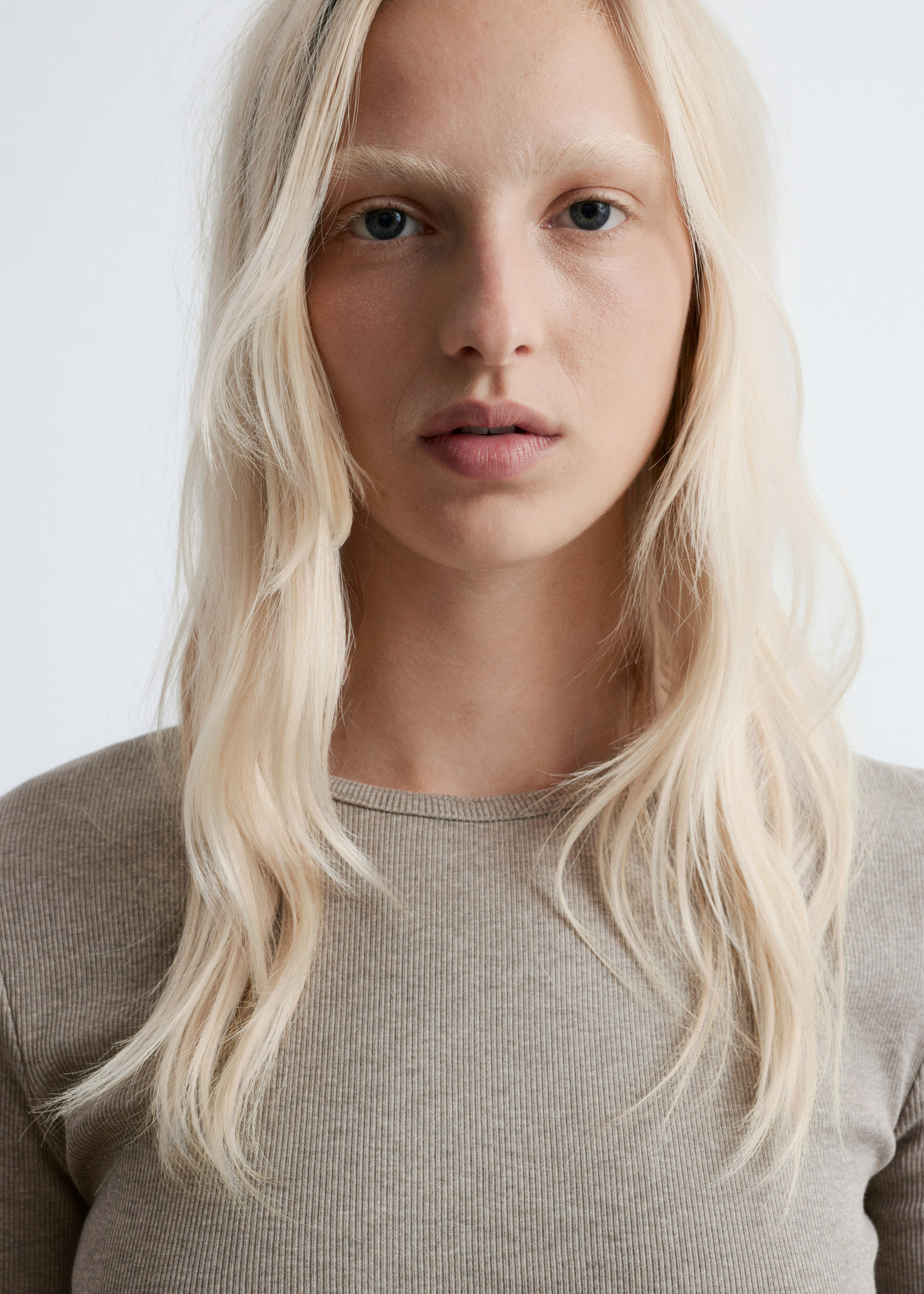 앤아더스토리즈 립 티셔츠의 베이지컬러 ECOMLook입니다.