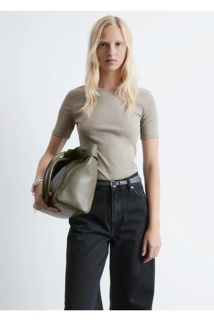 앤아더스토리즈 립 티셔츠의 베이지컬러 ECOMLook입니다.