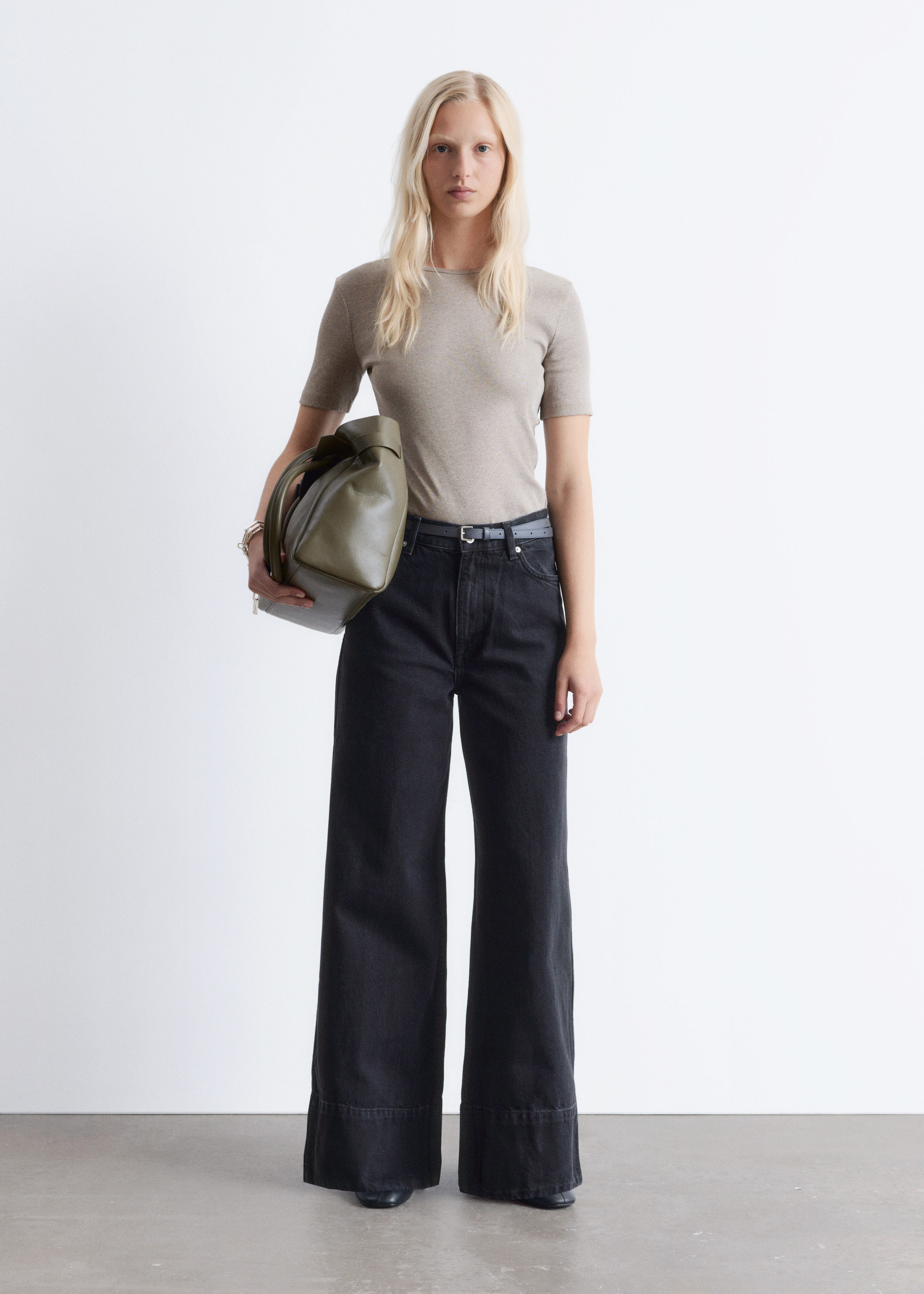 앤아더스토리즈 립 티셔츠의 베이지컬러 ECOMLook입니다.