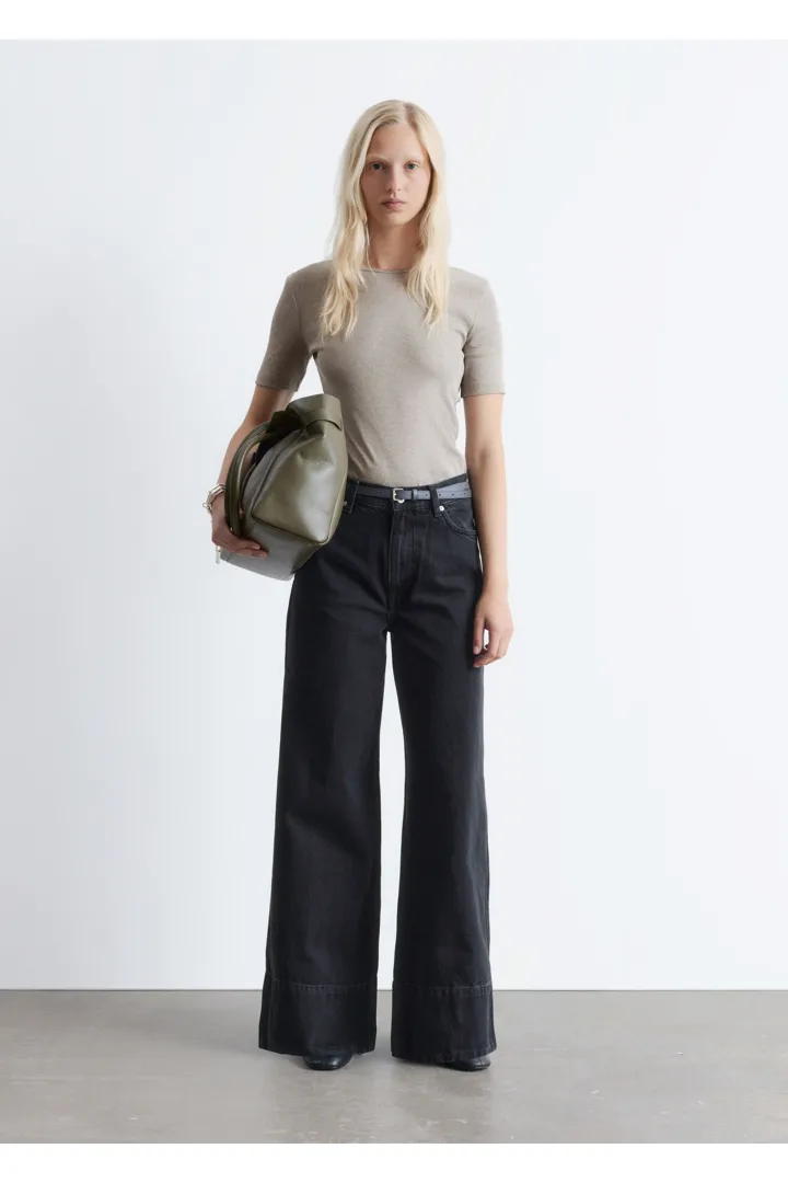 앤아더스토리즈 립 티셔츠의 베이지컬러 ECOMLook입니다.